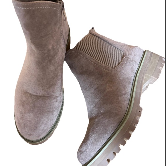 Sheln brown suede chunky heel booties size 8 - Picture 1 of 6